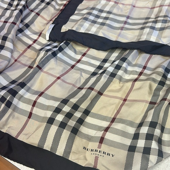 Burberry Scarf 100% silk - Picture 1 of 4